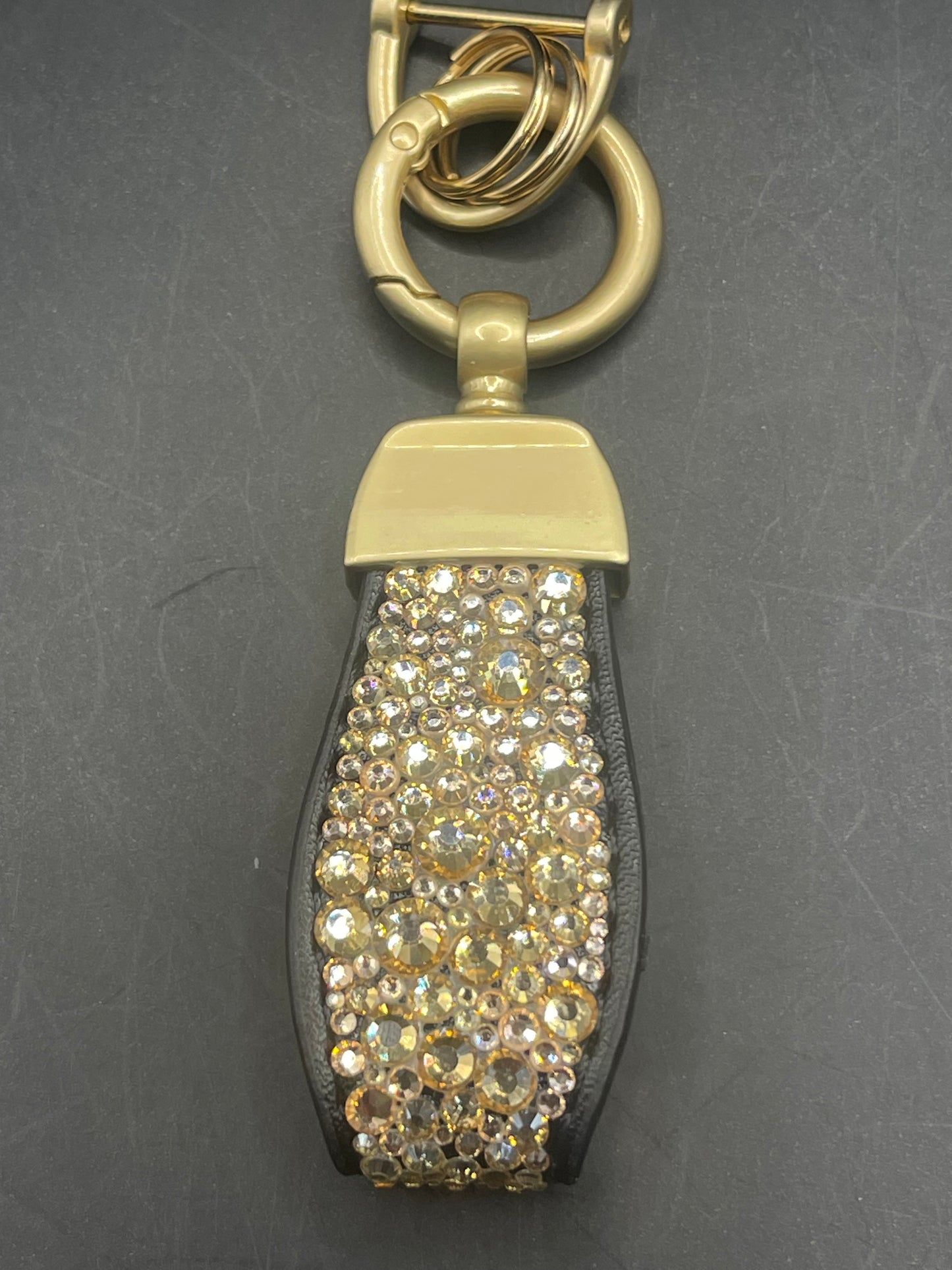Glitzer Schlüsselanhänger Gold – handverziert mit Strasssteinen | Geschenkidee Schweiz