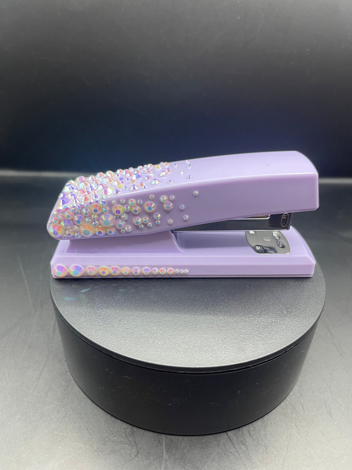 ✨ Tacker „Lavender Sparkle“ – handverziert mit holografischen Strasssteinen