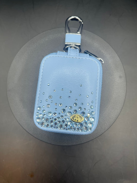Glitzer-AirPods-Etui Babyblau – handverziert mit Strasssteinen