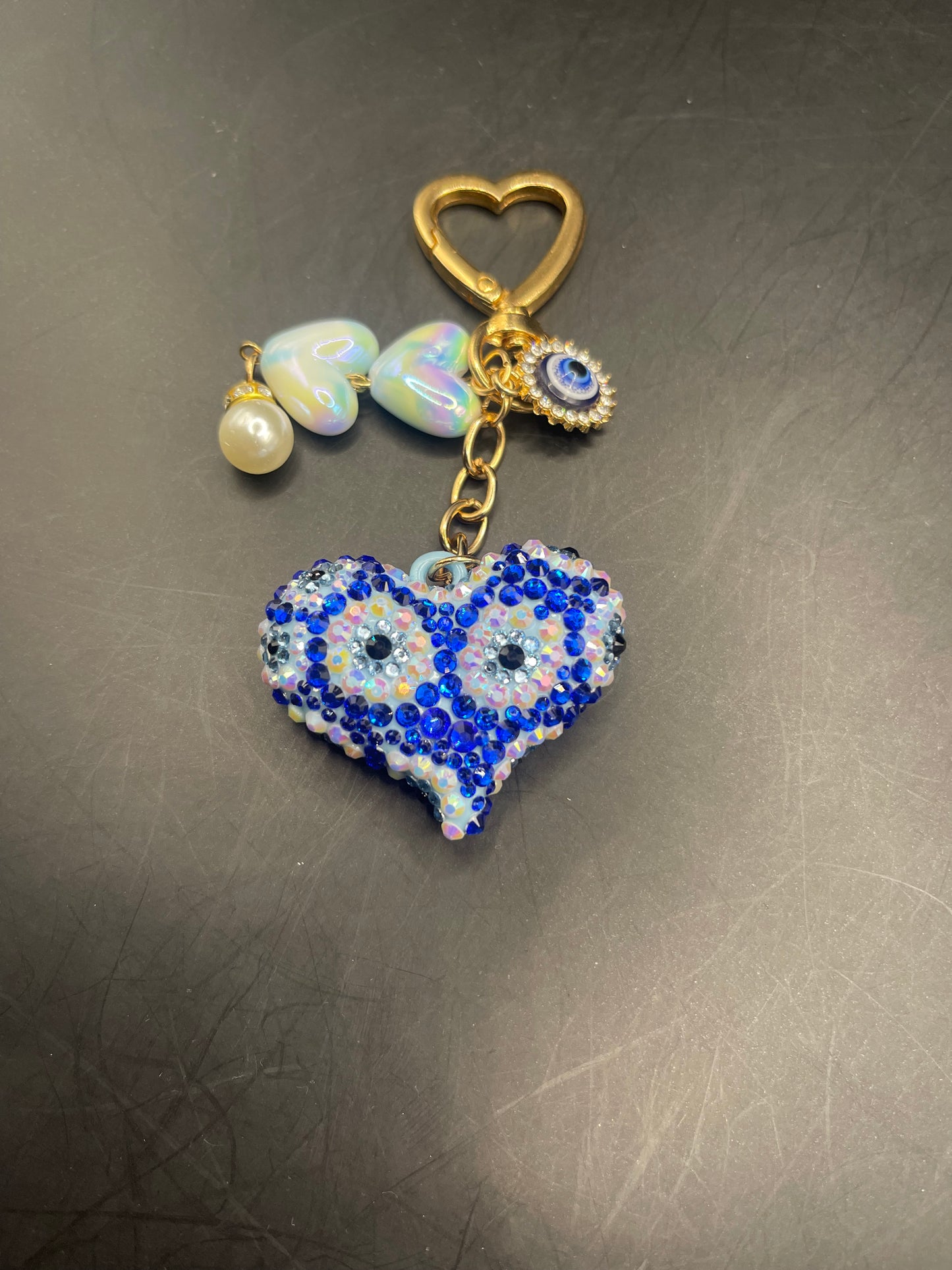 Schutzauge Herz Schlüsselanhänger mit Strasssteinen – Handverziert in Blau & Gold