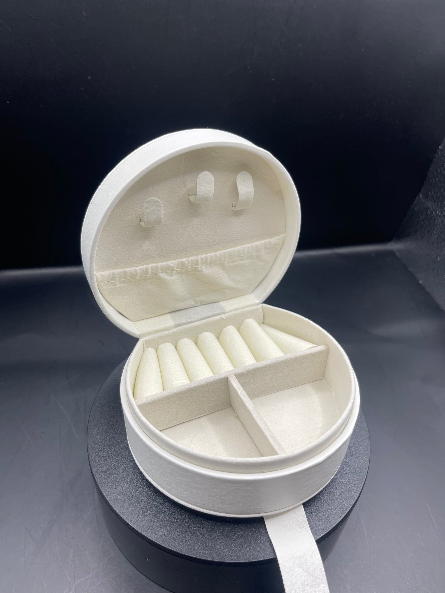 Schmuck- bzw. Mini-Accessoire-Etui „Champagne Drops“ – handverziert mit Strasssteinen