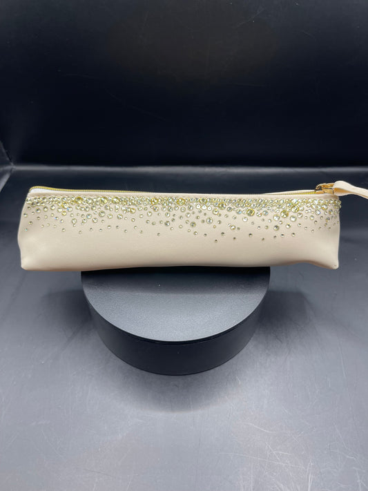 Elegantes Creme-Etui mit Handgesetzten Glitzersteinen – Unikat von TheGlitterThing