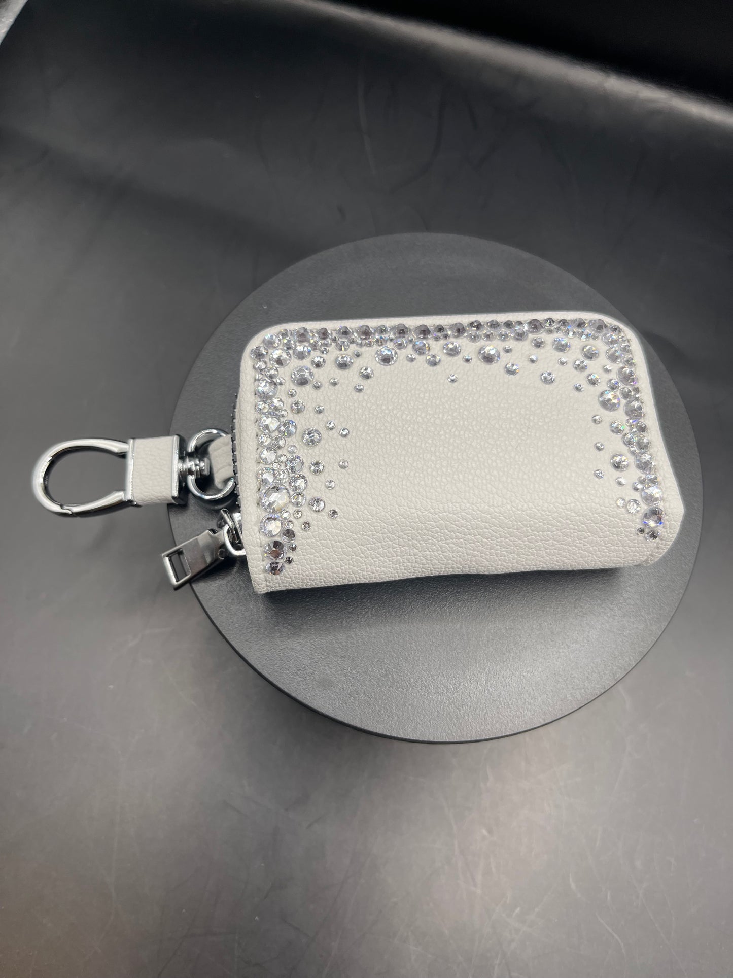 Weisser Glitzer-Schlüsselanhänger (8 × 5 cm) mit Reissverschluss – Handverziert | Für Auto- & Wohnungsschlüssel | TheGlitterThing