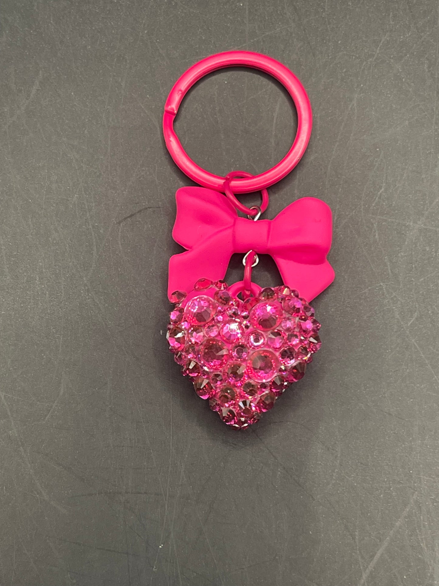 Glitzer Schlüsselanhänger Herz mit Schleife – Pink | handverziert mit Strasssteinen