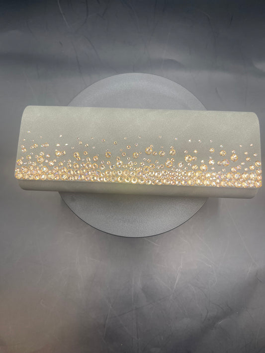 Handverziertes Brillenetui in Champagner mit Strasssteinen