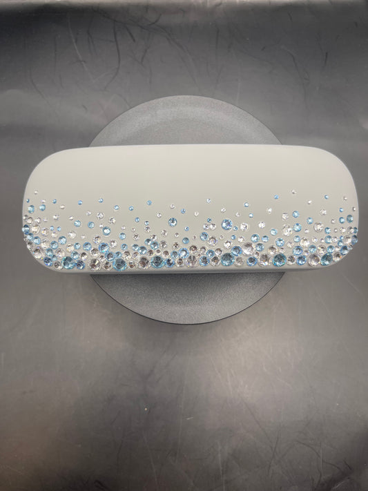 ✨ Brillenetui „Frozen Dreams“ – handverziert mit Strasssteinen (Ice Blue Gradient)
