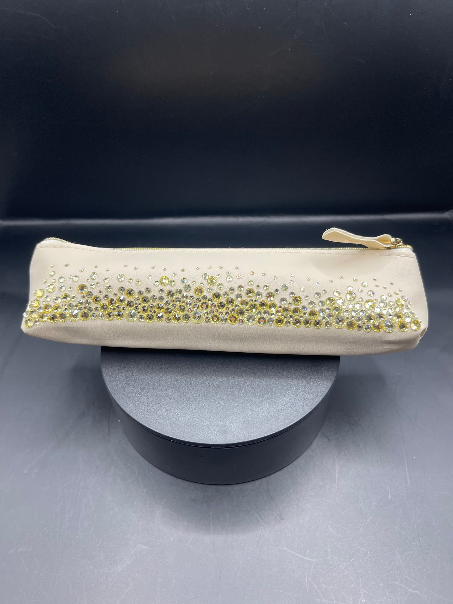 Elegantes Creme-Etui mit Handgesetzten Glitzersteinen – Unikat von TheGlitterThing