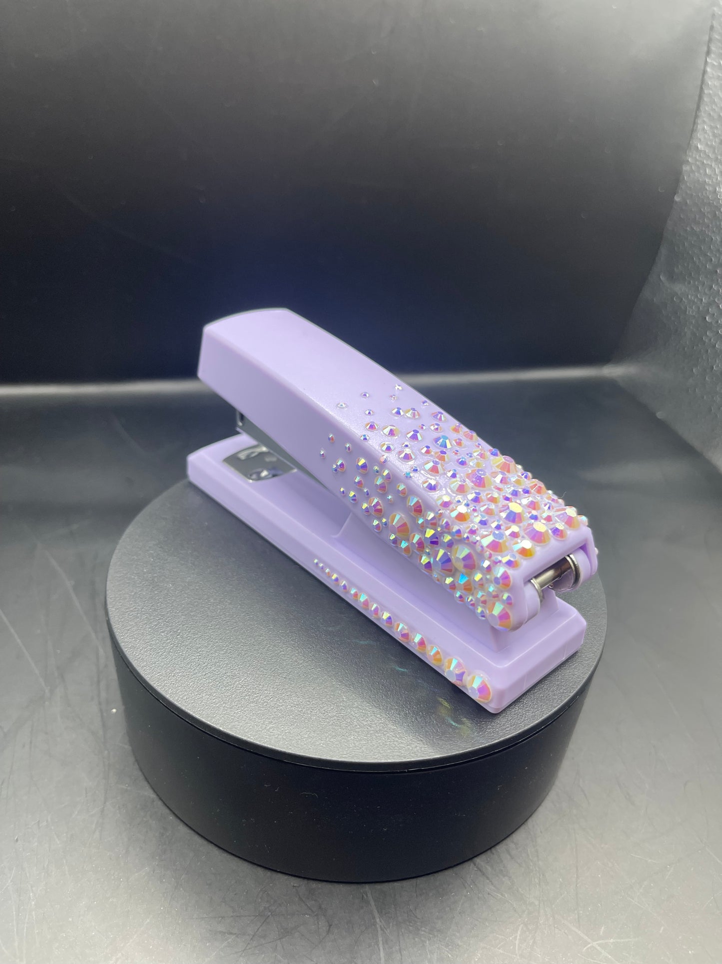 ✨ Tacker „Lavender Sparkle“ – handverziert mit holografischen Strasssteinen
