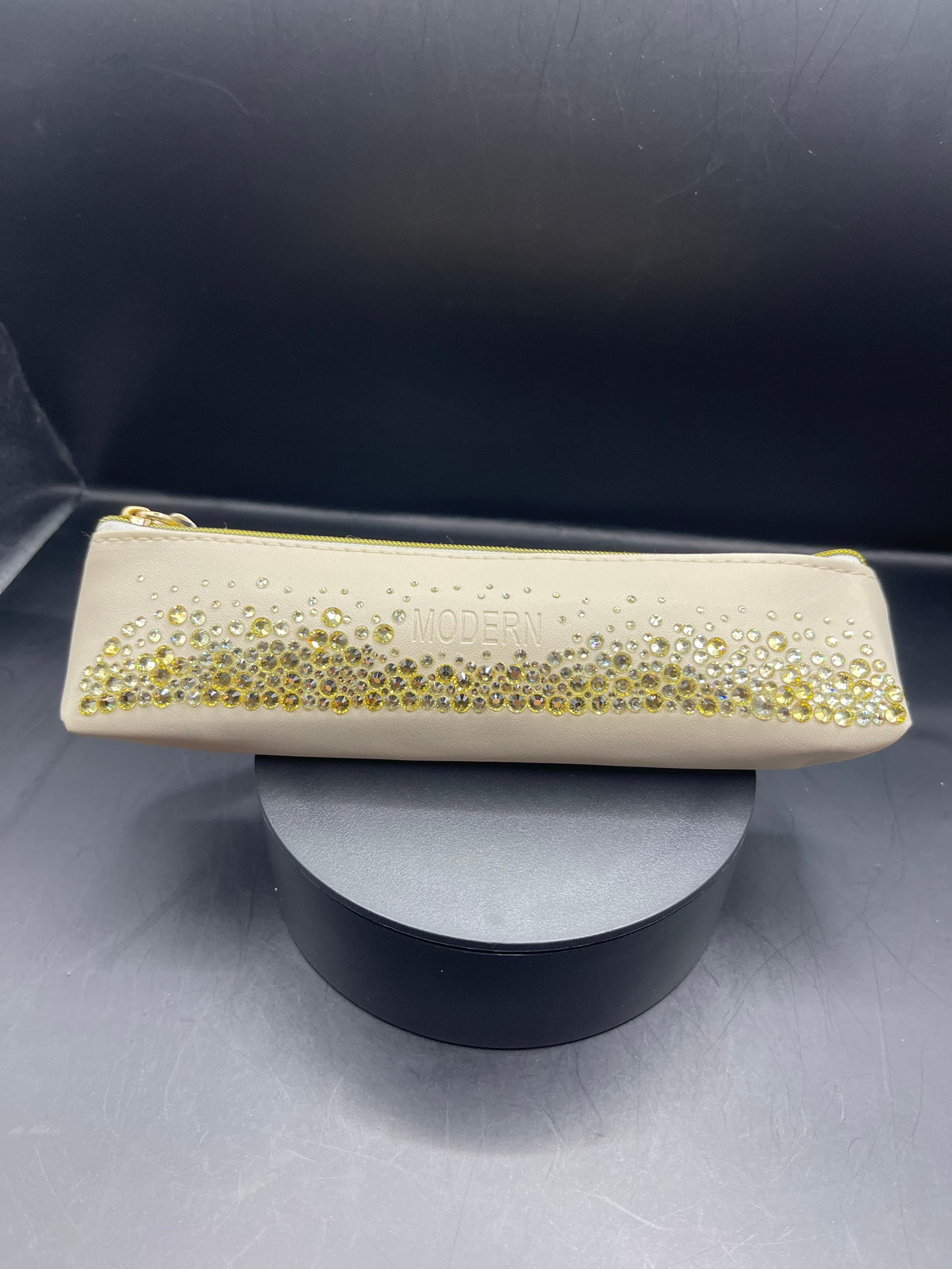 Elegantes Creme-Etui mit Handgesetzten Glitzersteinen – Unikat von TheGlitterThing