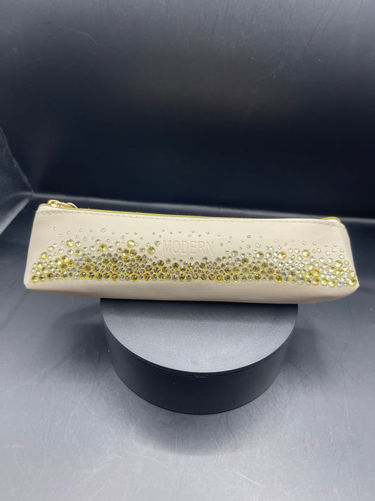 Elegantes Creme-Etui mit Handgesetzten Glitzersteinen – Unikat von TheGlitterThing