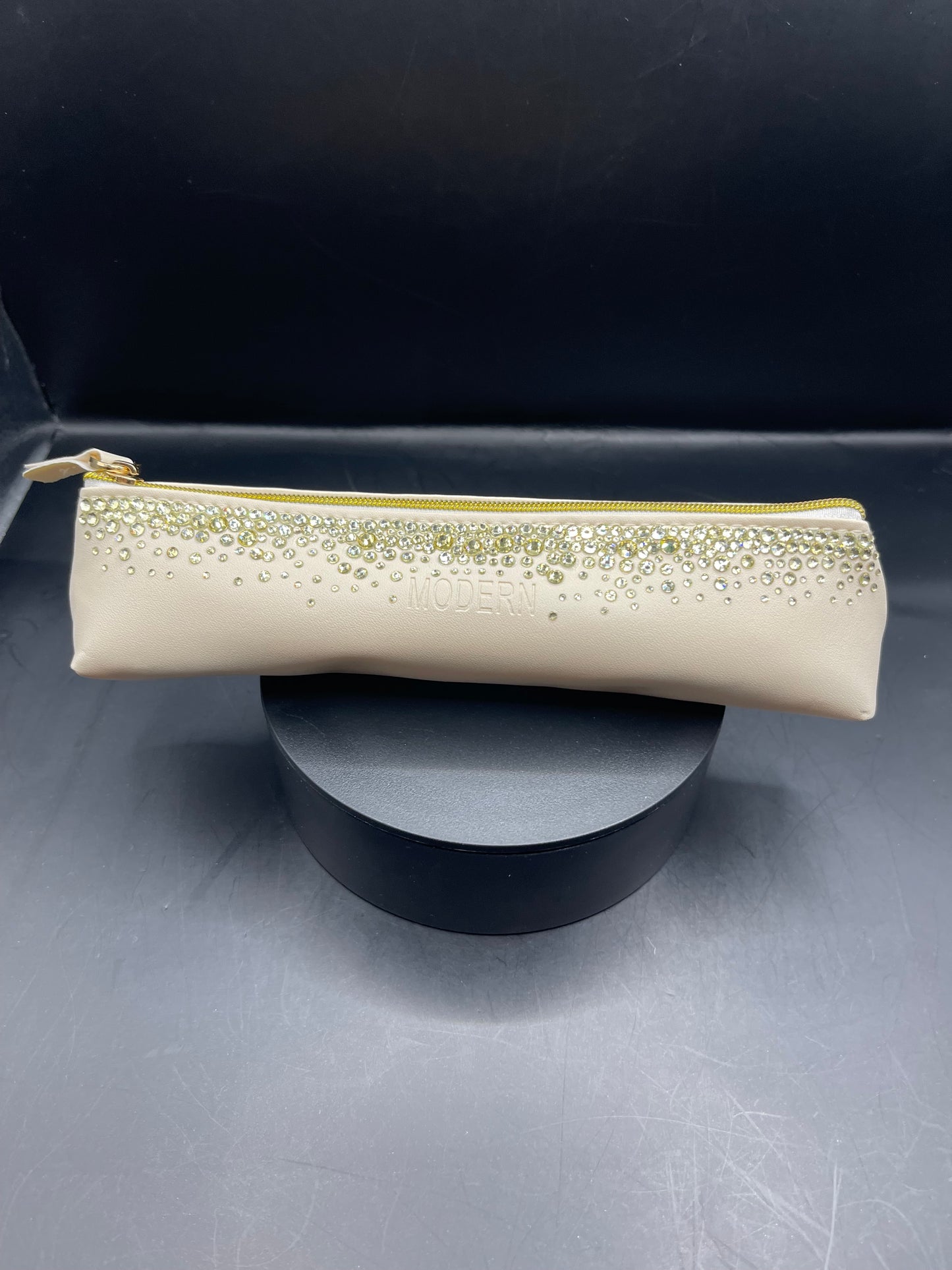 Elegantes Creme-Etui mit Handgesetzten Glitzersteinen – Unikat von TheGlitterThing