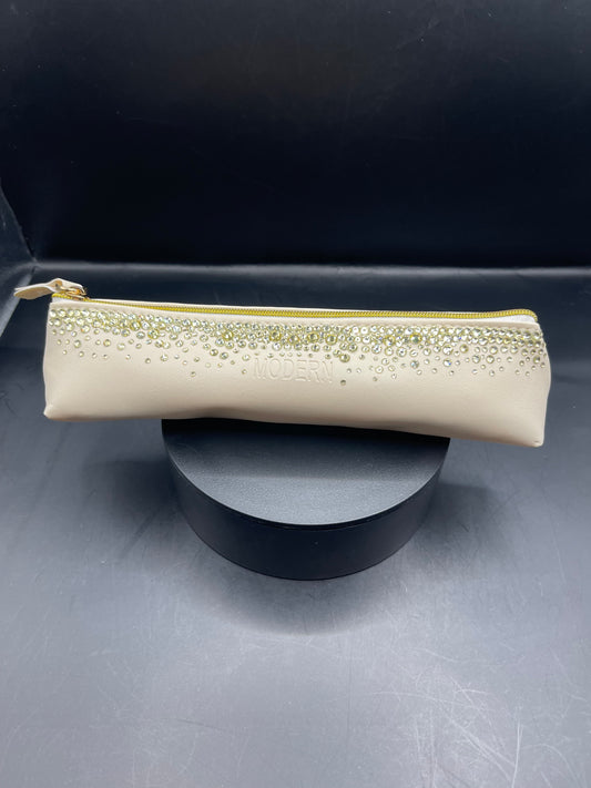 Elegantes Creme-Etui mit Handgesetzten Glitzersteinen – Unikat von TheGlitterThing