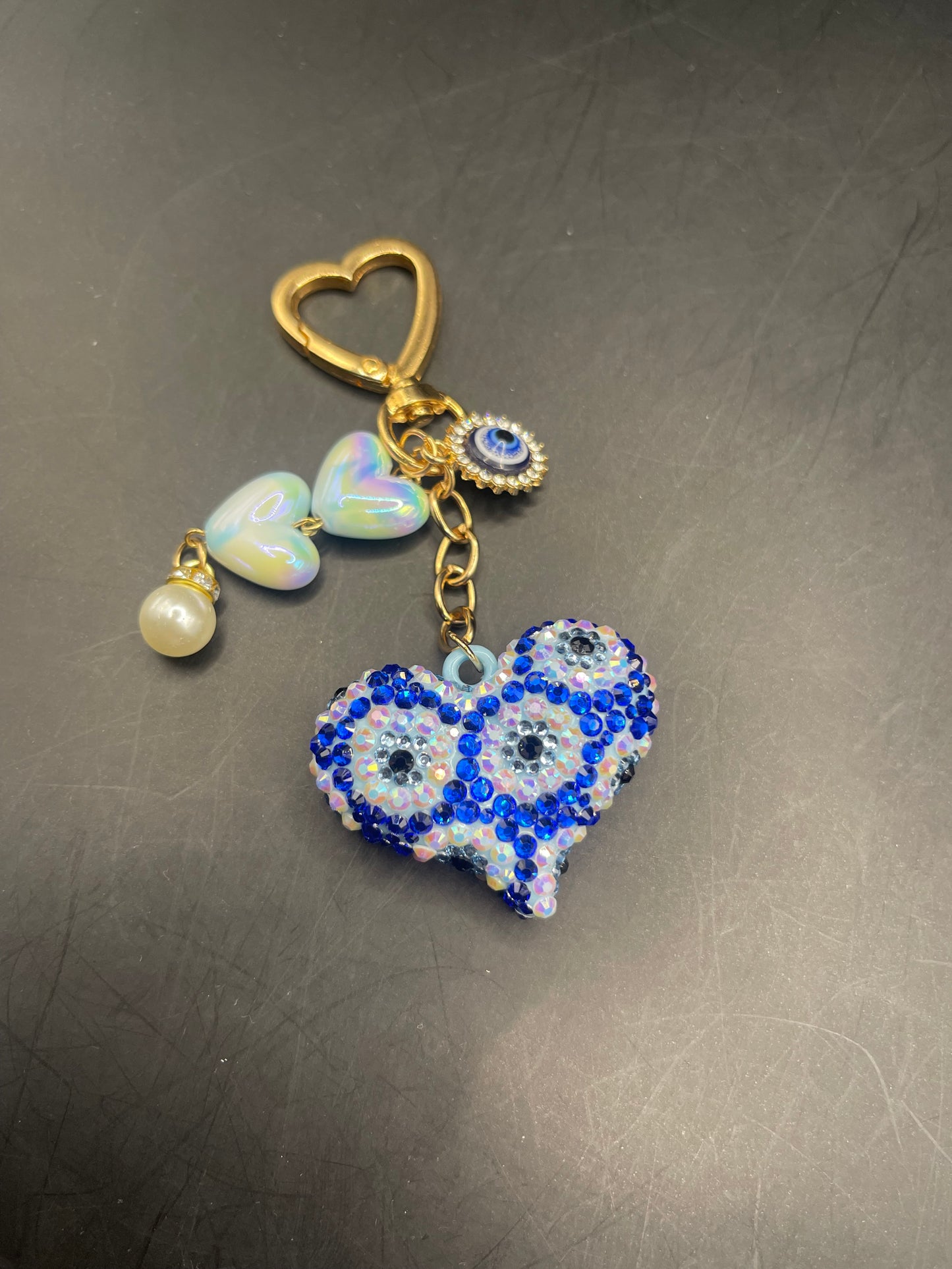 Schutzauge Herz Schlüsselanhänger mit Strasssteinen – Handverziert in Blau & Gold