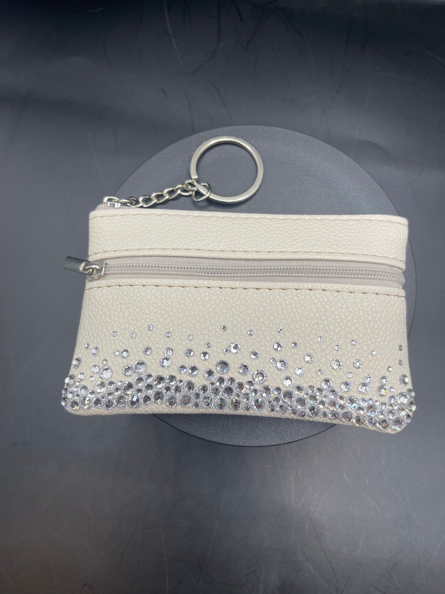 Weisses Glitzer-Schlüsselanhänger-Portemonnaie (12 cm) – Handverziert mit silbernem Strass | TheGlitterThing Unikat