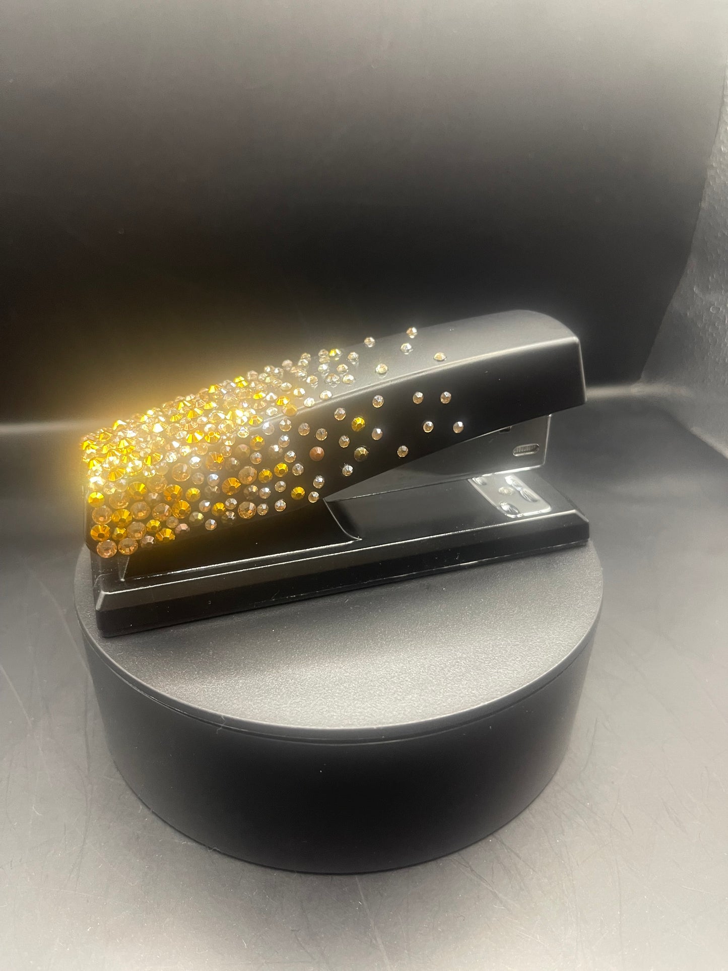 Schwarzer Tacker mit Gold-Strass – Handverziertes Büro-Accessoire von TheGlitterThing