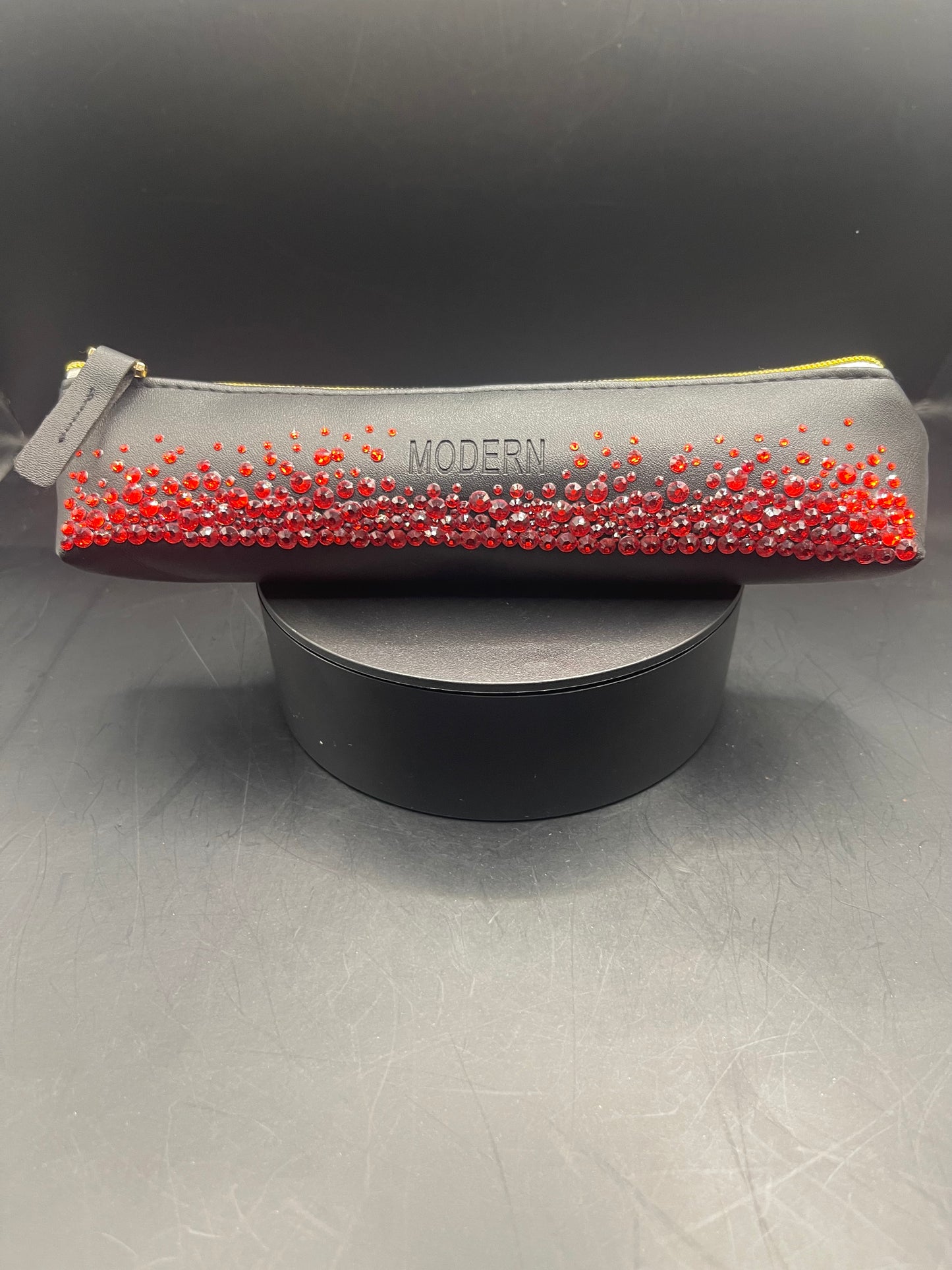 Schwarzes Etui mit Roten Strasssteinen – Elegantes, Handverziertes Unikat von TheGlitterThing