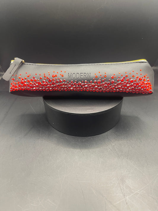 Schwarzes Etui mit Roten Strasssteinen – Elegantes, Handverziertes Unikat von TheGlitterThing