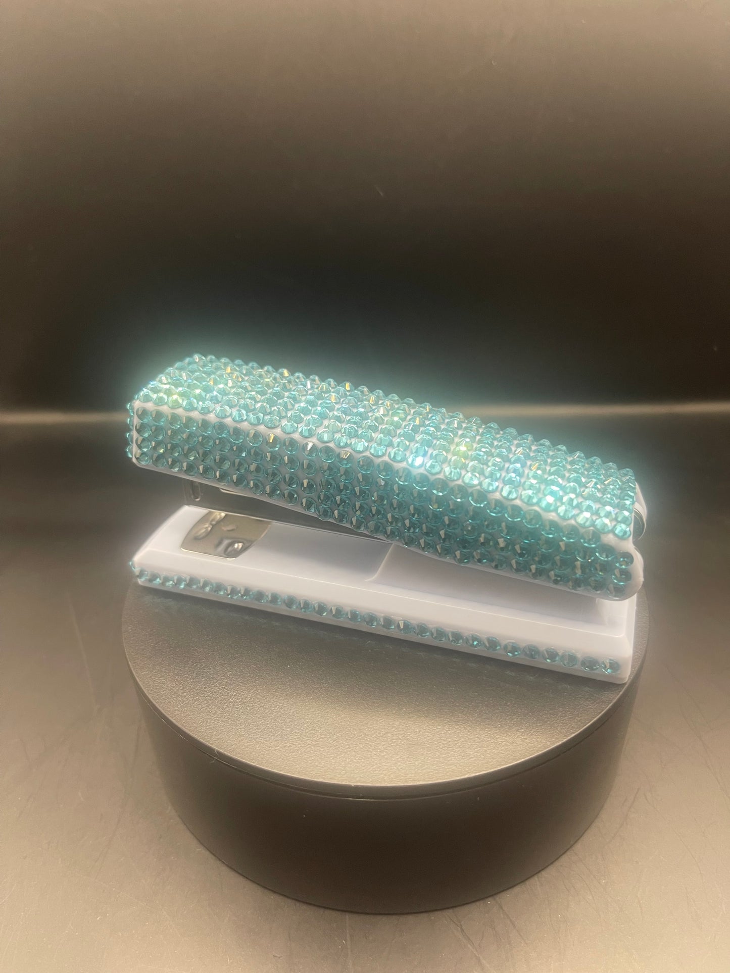 Hellblauer Tacker mit Türkis-Strass – Handverziertes Glitzer-Office-Tool von TheGlitterThing