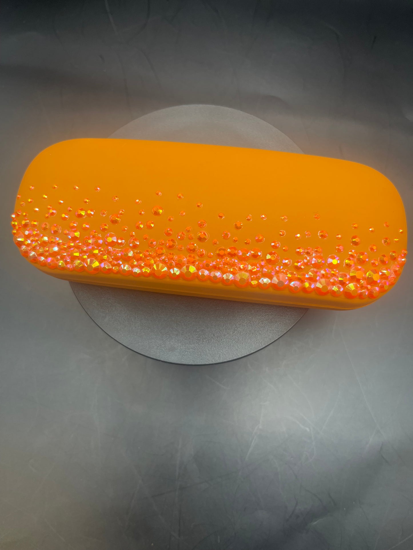 Handverziertes Brillenetui in Orange mit Strasssteinen
