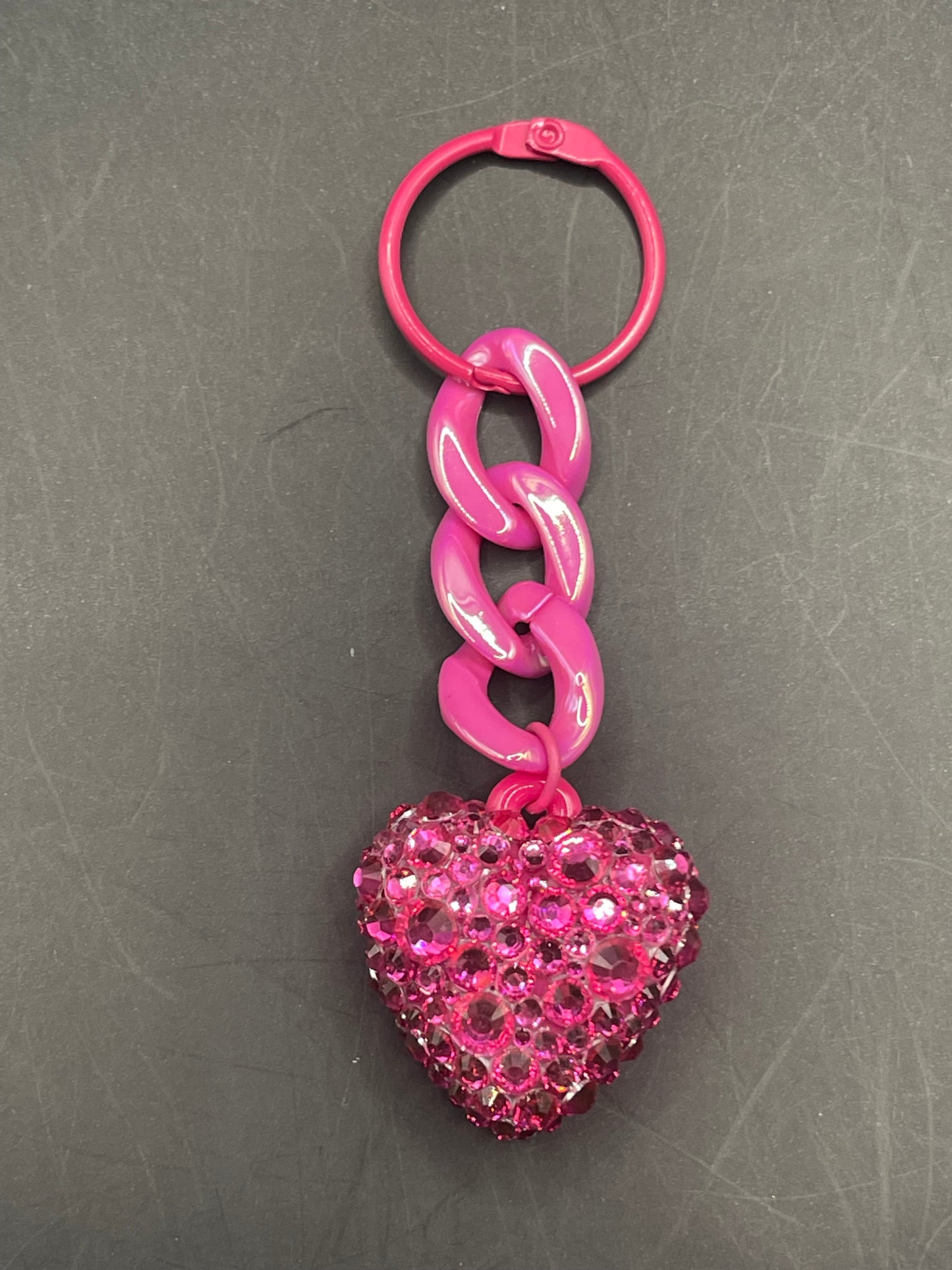 Glitzer Schlüsselanhänger Herz mit Kette – Pink | handverziert mit Strasssteinen