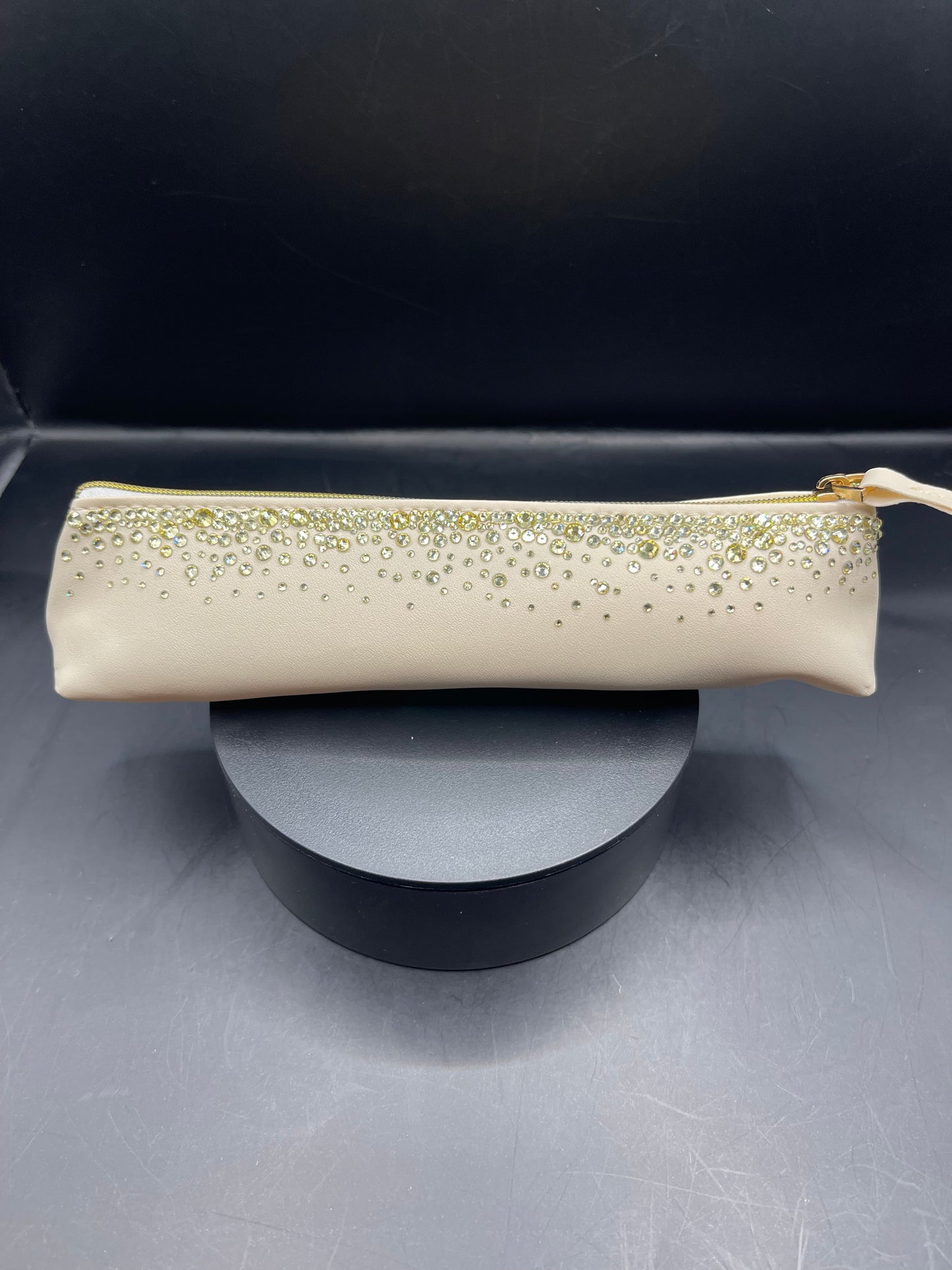 Elegantes Creme-Etui mit Handgesetzten Glitzersteinen – Unikat von TheGlitterThing