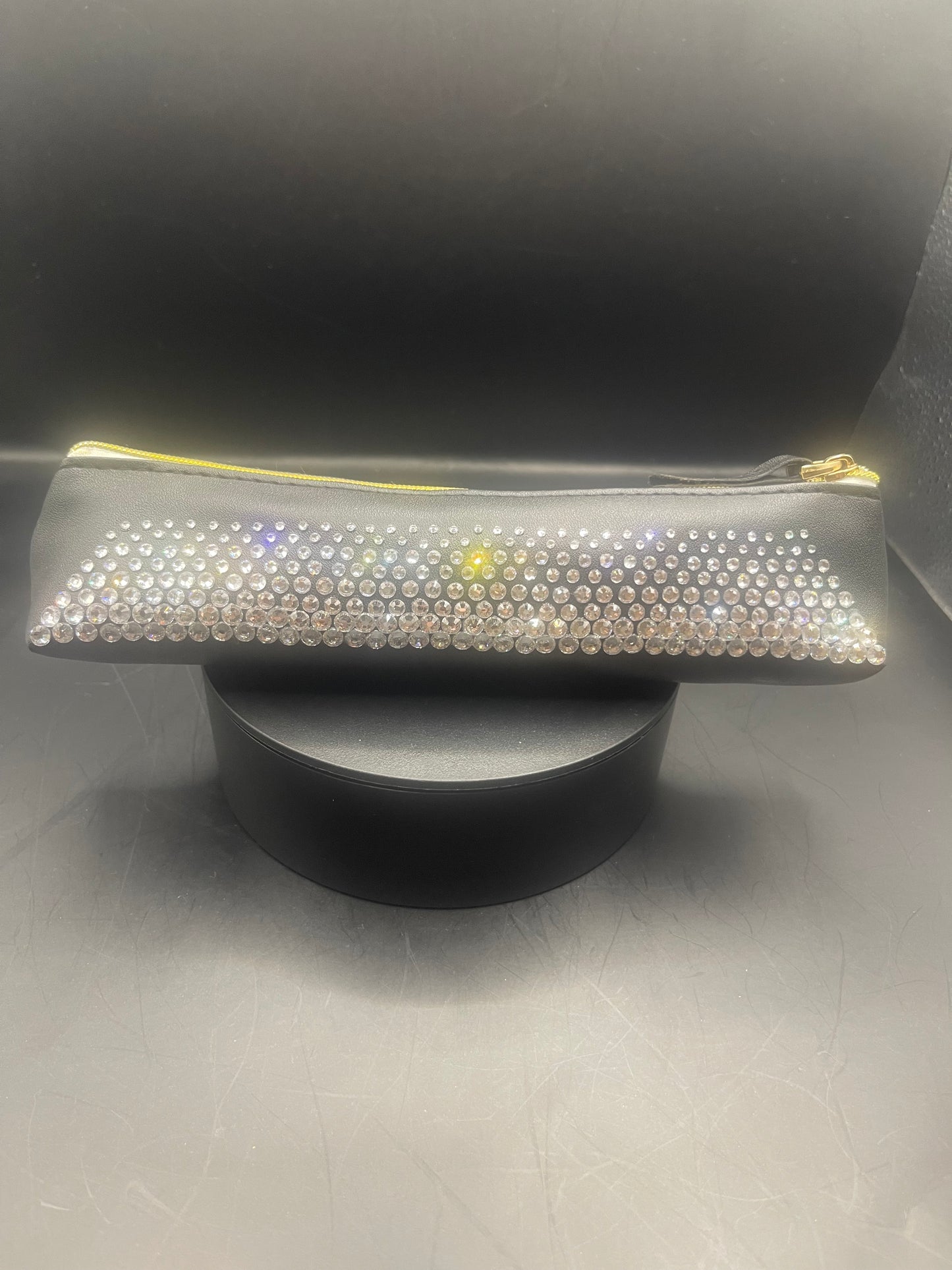 Schwarzes Etui mit Silbernem Strass – Zeitloses, Handverziertes Unikat von TheGlitterThing