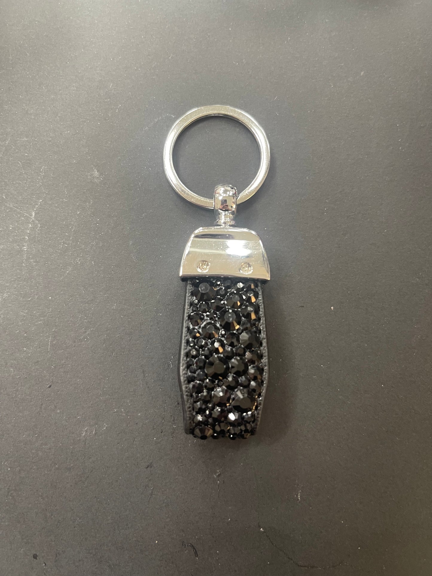 Schwarzer Schlüsselanhänger mit Strass – handgefertigt