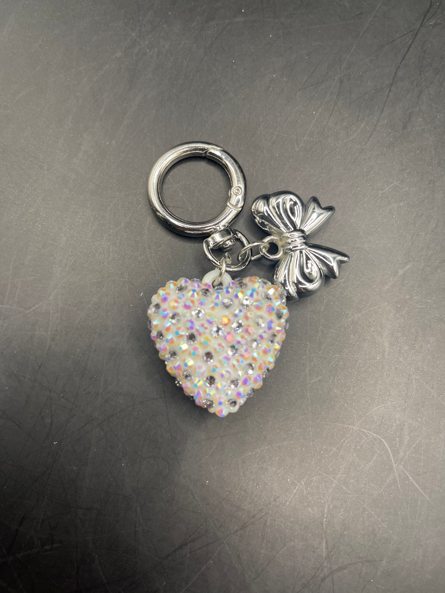 Herz Schlüsselanhänger Crystal White – Handverziert mit Strasssteinen & Schleife