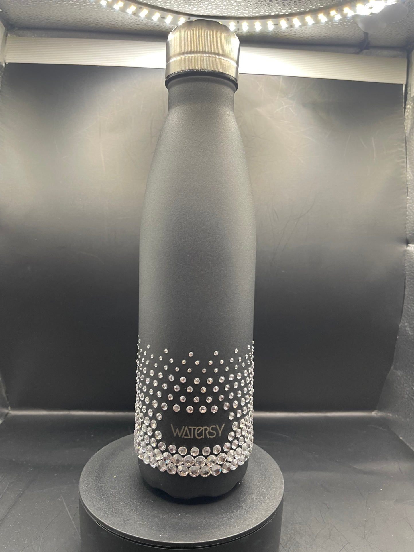 Schwarze Edelstahl-Trinkflasche – handverziert mit funkelnden Strasssteinen | TheGlitterThing