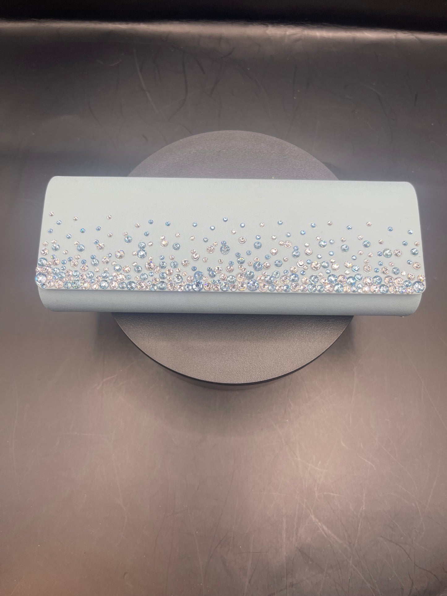 Handverziertes Brillenetui – Hellblau mit Strass (Blau & Silber) | Einzigartig & Funkelnd