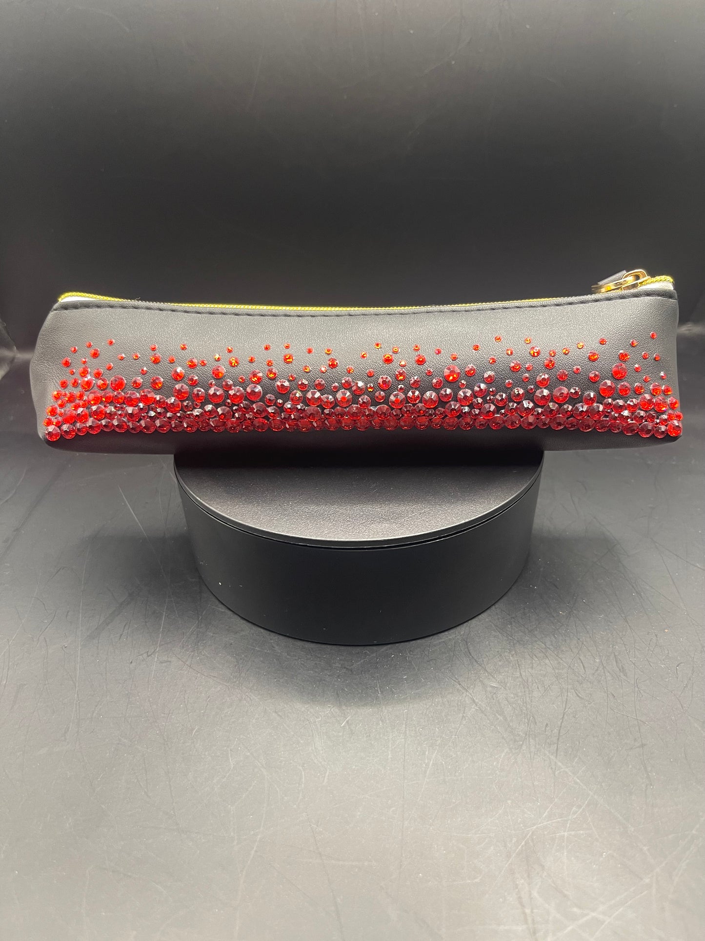 Schwarzes Etui mit Roten Strasssteinen – Elegantes, Handverziertes Unikat von TheGlitterThing