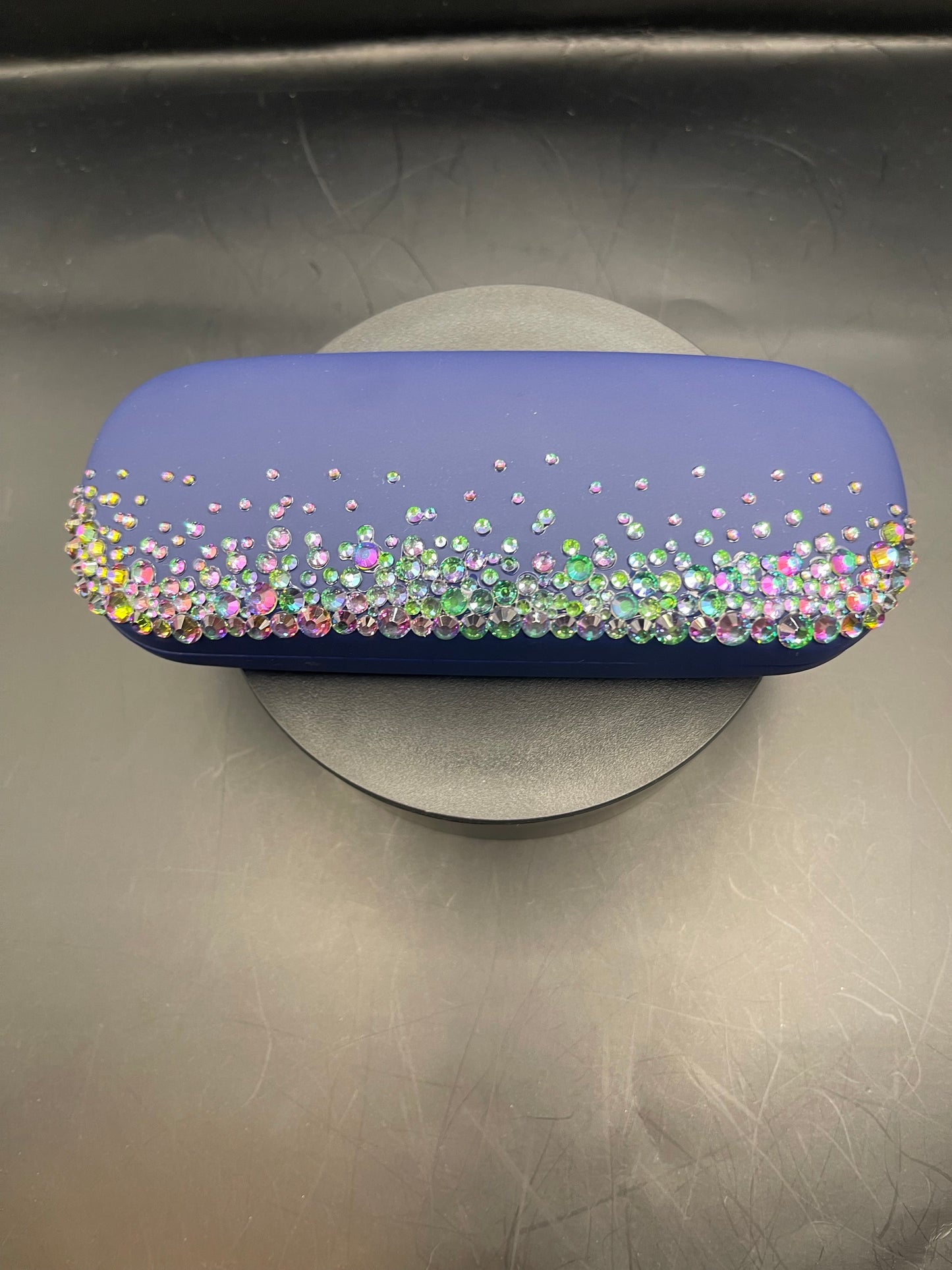 Handverziertes Brillenetui in Blau – mit irisierenden Glitzersteinen (Unikat