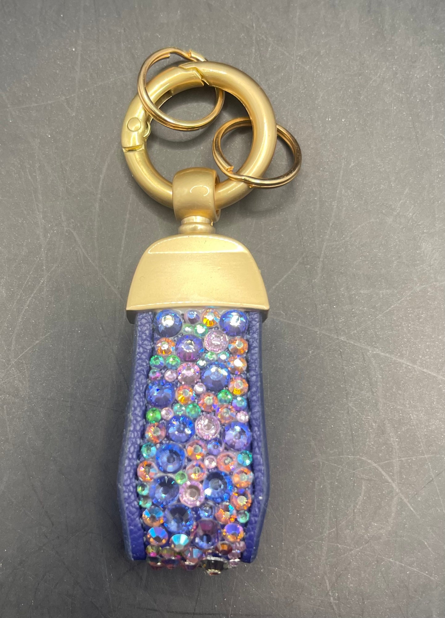 Glitzer Schlüsselanhänger Blau – Personalisierbarer Anhänger mit Strasssteinen | Geschenkidee Handmade Schweiz