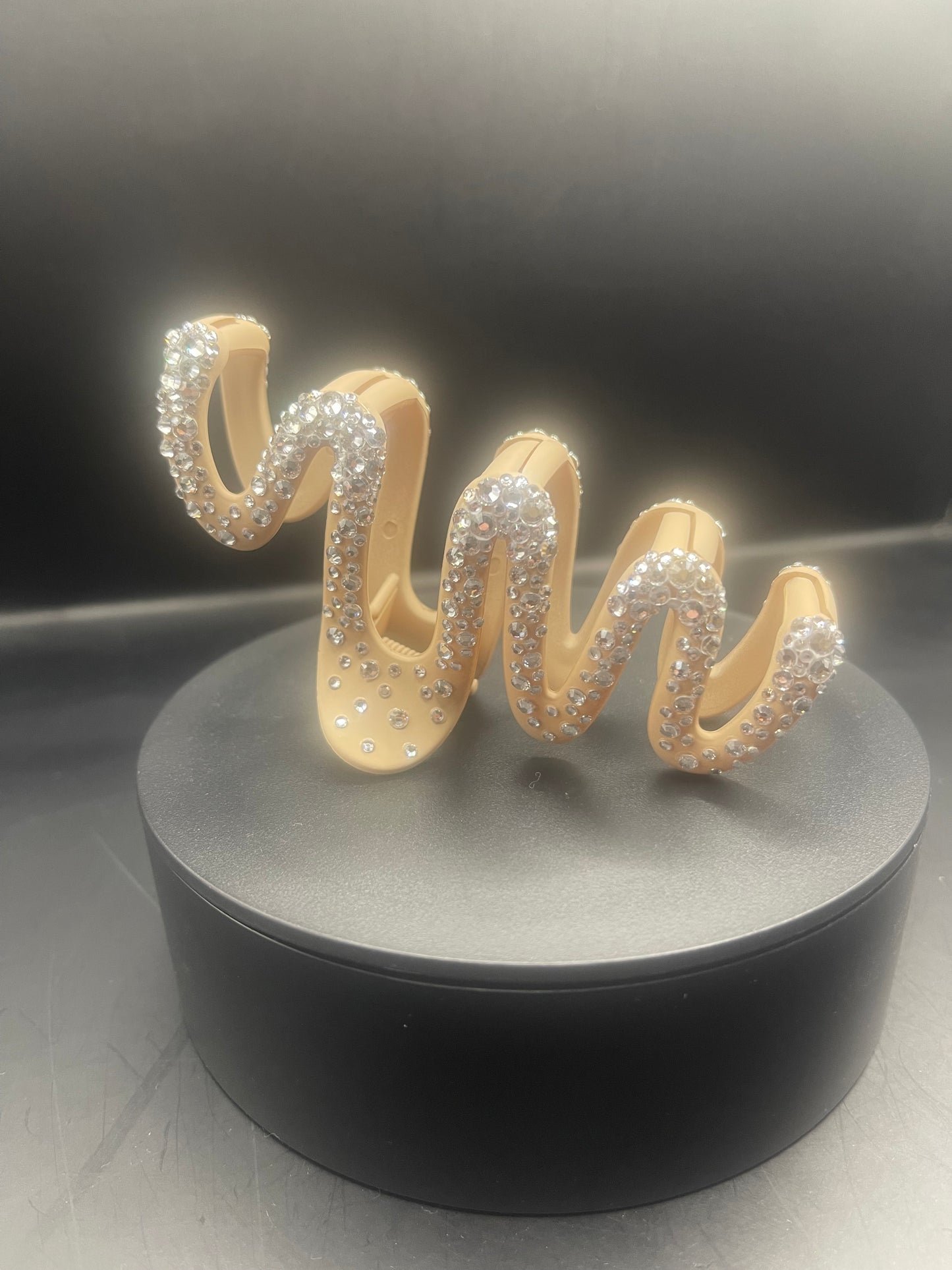 Handverzierte Haarspange in Wellenform – 11 cm, beige mit silbernem Glitzer