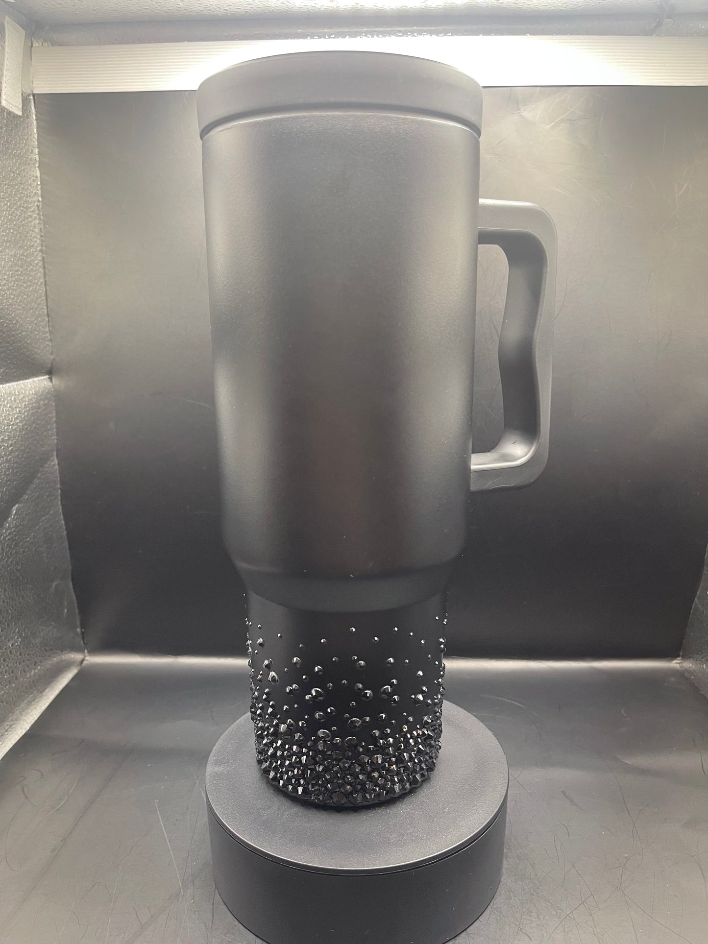 Thermobecher „Black Crystal“ – handveredelt mit schwarzen Strasssteinen | Limited Sparkle Edition