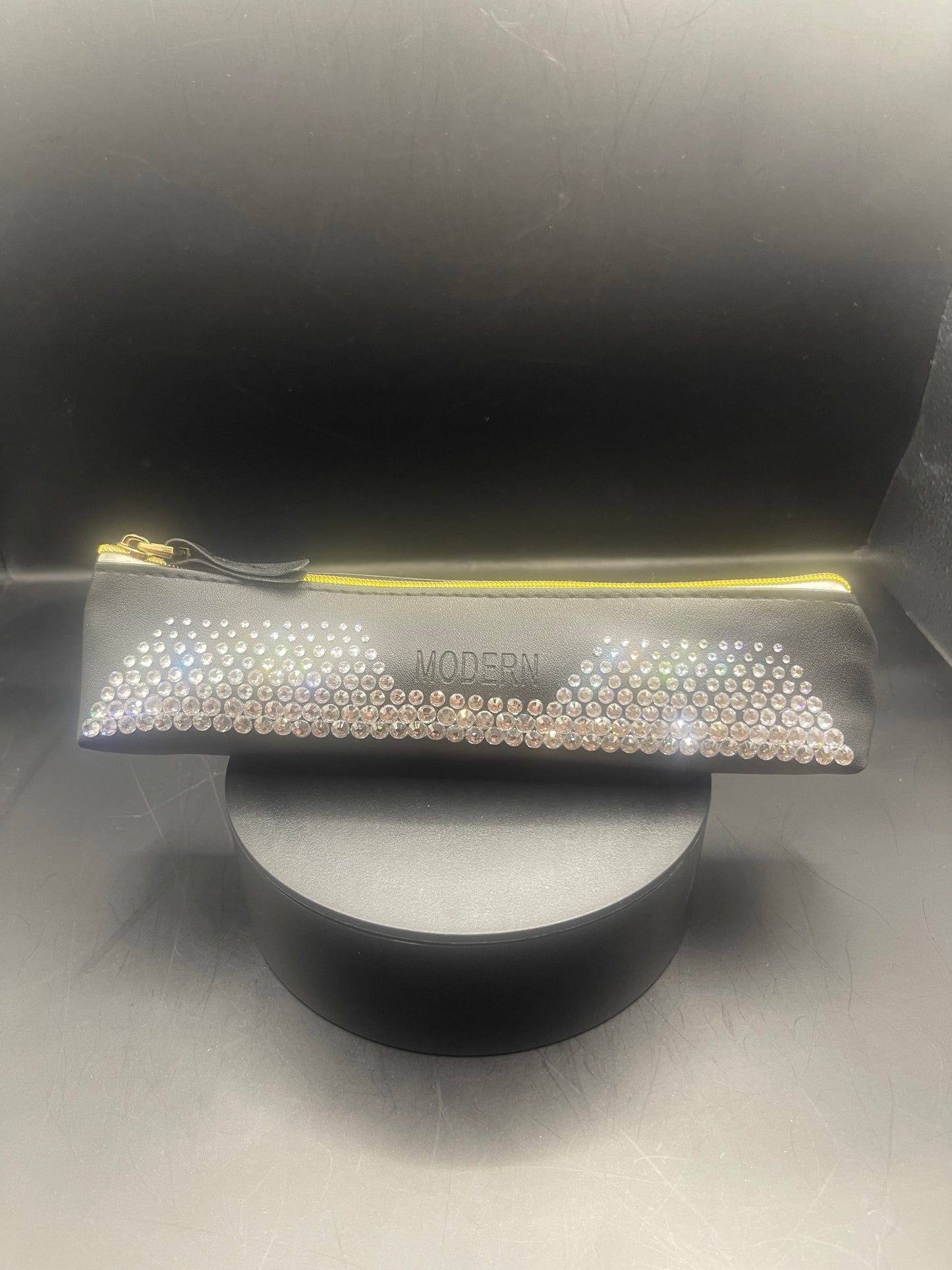 Schwarzes Etui mit Silbernem Strass – Zeitloses, Handverziertes Unikat von TheGlitterThing