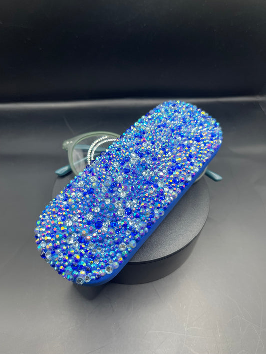 Blaues Glitzer-Brillenetui – handverziert mit irisierenden Strasssteinen