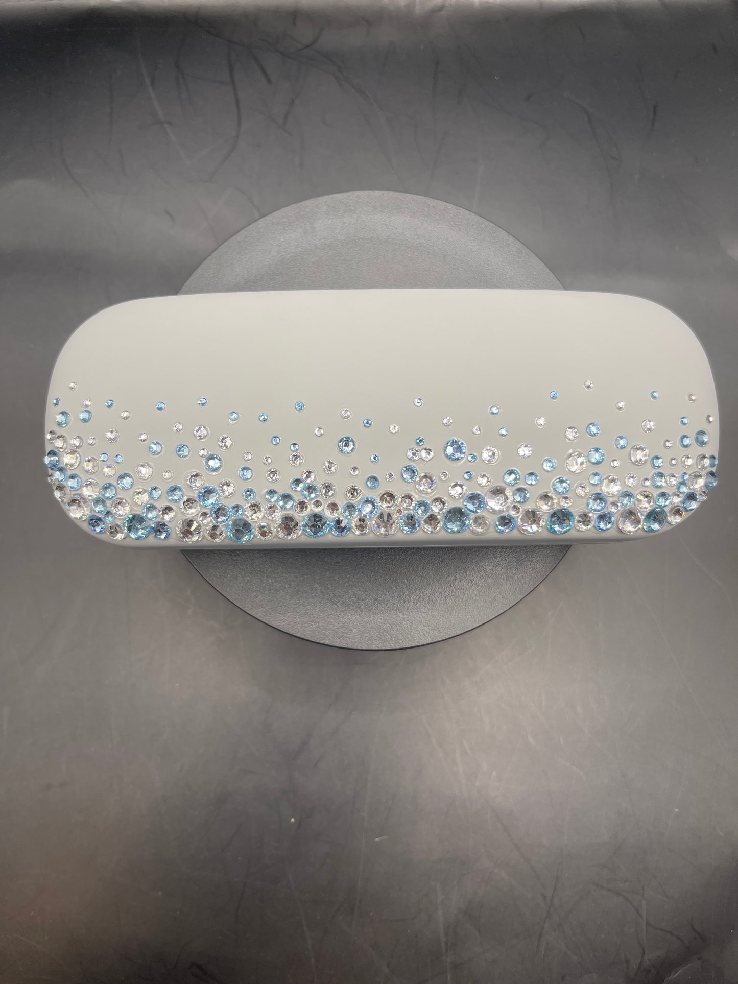 ✨ Brillenetui „Frozen Dreams“ – handverziert mit Strasssteinen (Ice Blue Gradient)