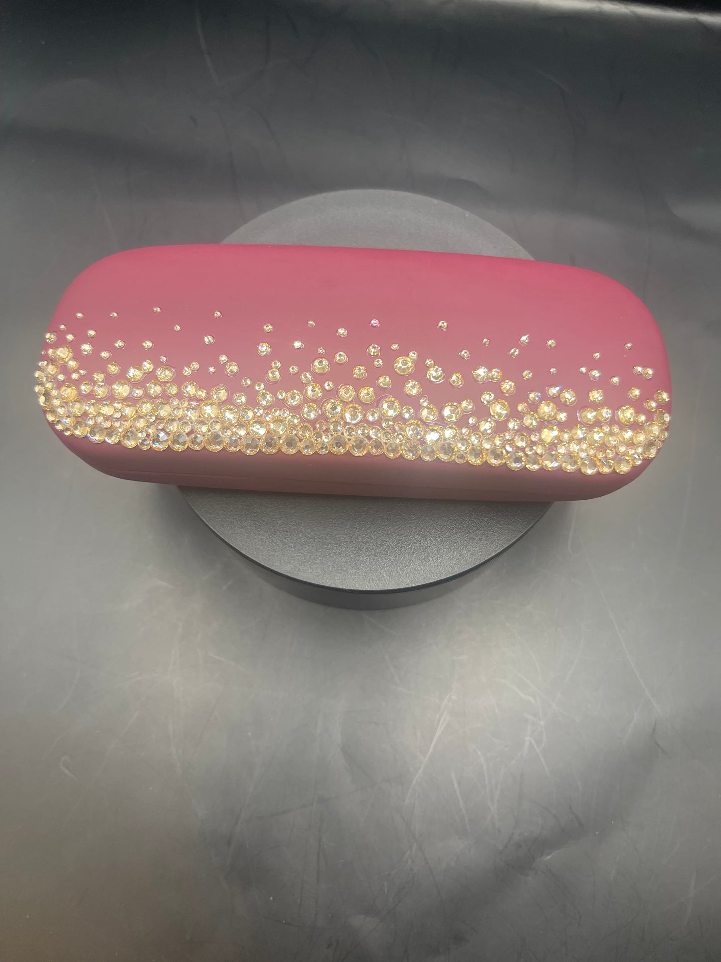 Rosé Brillenetui mit goldenen Glitzersteinen – handverziert & elegant ✨