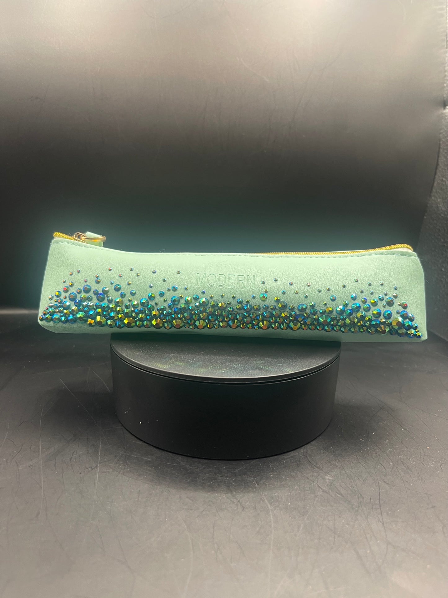 Mintfarbenes Etui mit Regenbogen-Glitzersteinen – Handverziertes Unikat von TheGlitterThing