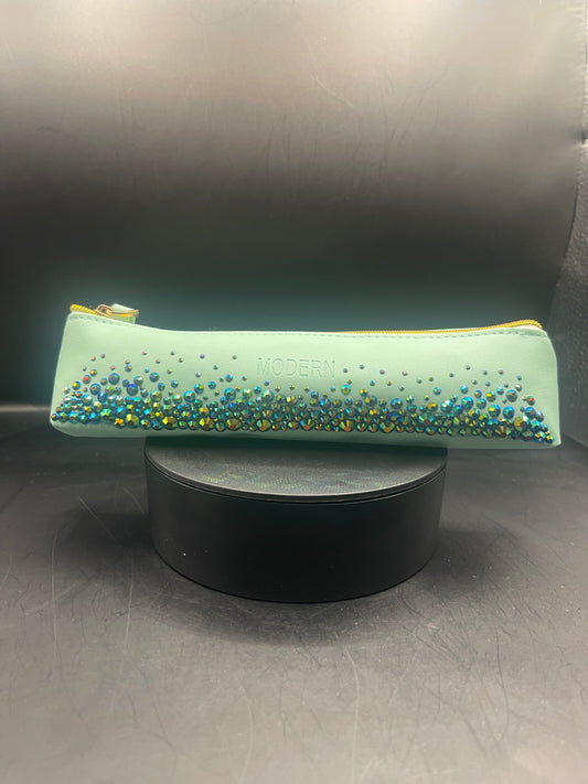 Mintfarbenes Etui mit Regenbogen-Glitzersteinen – Handverziertes Unikat von TheGlitterThing