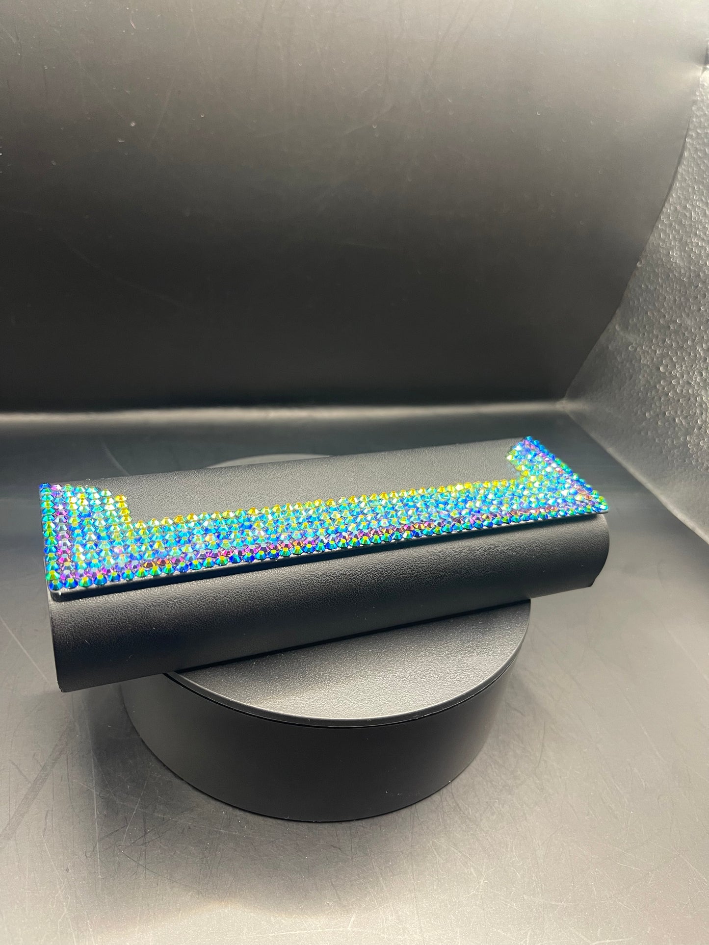 Brillenetui „Rainbow Shine“ – handverziert mit bunten Strasssteinen