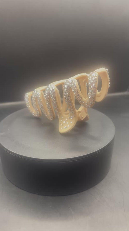 Handverzierte Haarspange in Wellenform – 11 cm, beige mit silbernem Glitzer