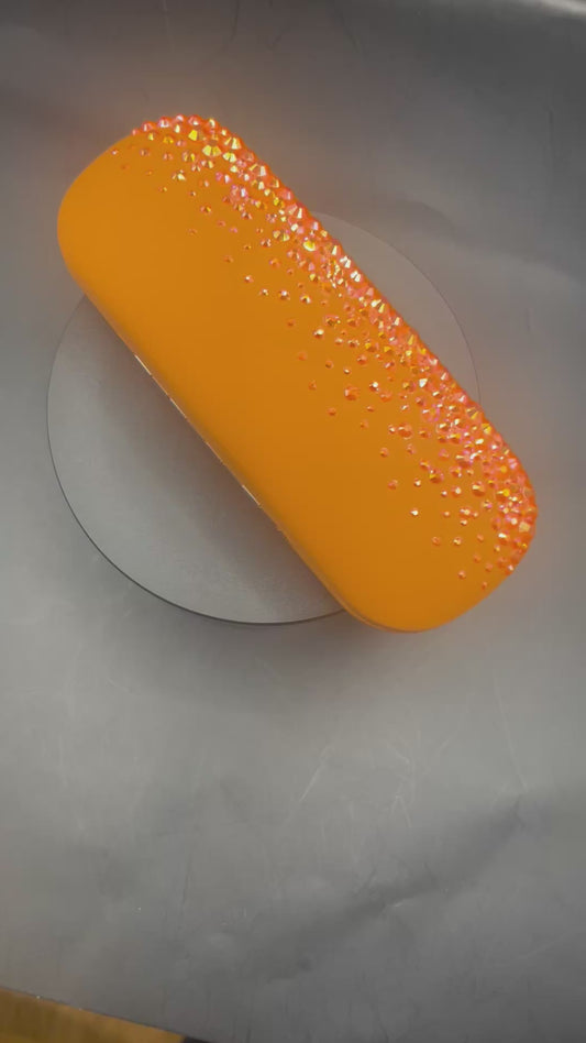 Handverziertes Brillenetui in Orange mit Strasssteinen