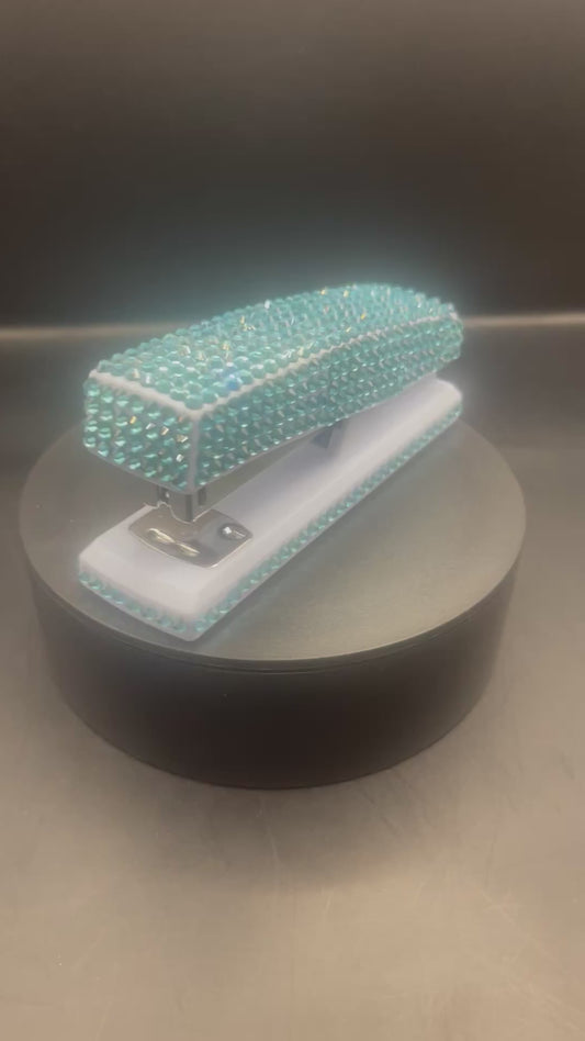 Hellblauer Tacker mit Türkis-Strass – Handverziertes Glitzer-Office-Tool von TheGlitterThing
