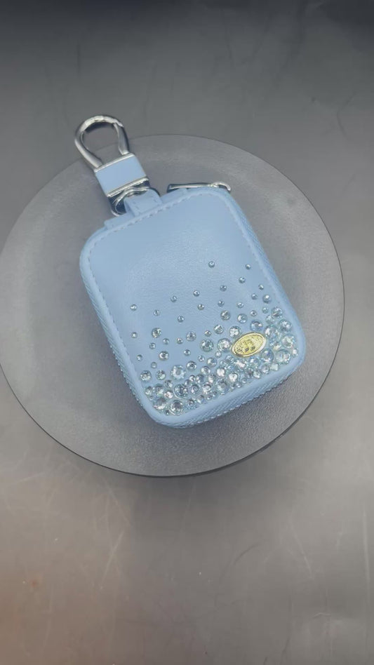Glitzer-AirPods-Etui Babyblau – handverziert mit Strasssteinen