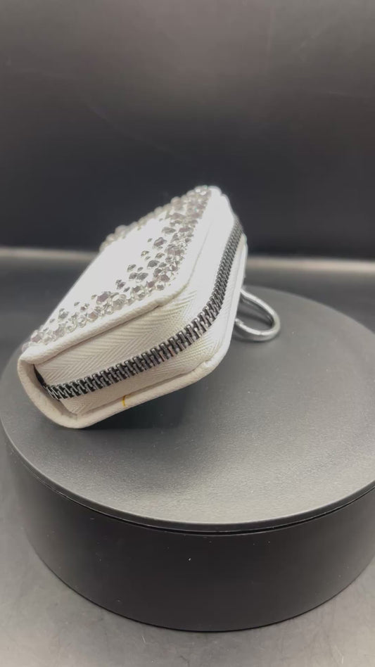 Weisser Glitzer-Schlüsselanhänger (8 × 5 cm) mit Reissverschluss – Handverziert | Für Auto- & Wohnungsschlüssel | TheGlitterThing