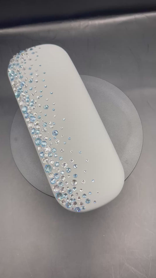 ✨ Brillenetui „Frozen Dreams“ – handverziert mit Strasssteinen (Ice Blue Gradient)