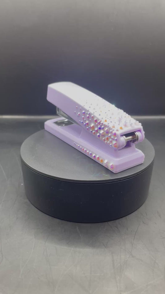 ✨ Tacker „Lavender Sparkle“ – handverziert mit holografischen Strasssteinen