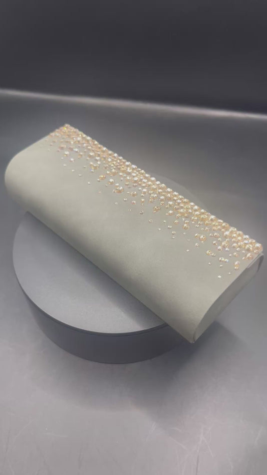 Handverziertes Brillenetui in Champagner mit Strasssteinen